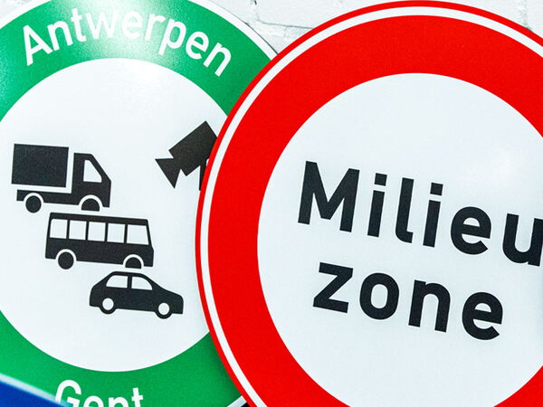 zwei runde Schilder die Fahrverbotszonen anzeigen