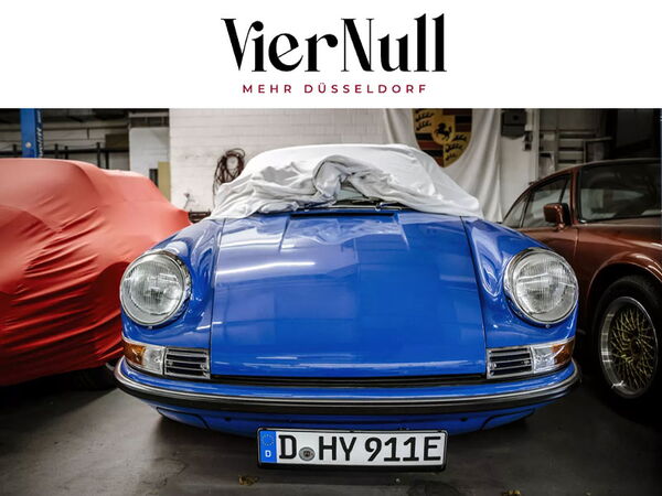 blauer Porsche 911 (Ur-Elfer) frontal in Werkstatt, zum Teil noch abgedeckt
