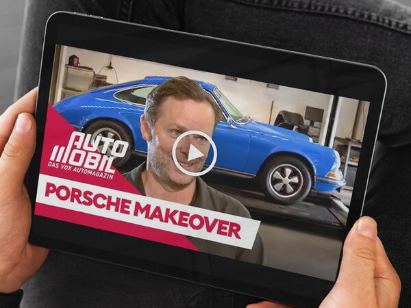 Tabletansicht eines Videobeitrags, Tablet wird mit zwei Händen gehalten