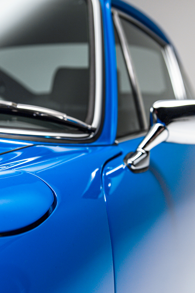 Blick frontal auf verchromten Aussenspiegel