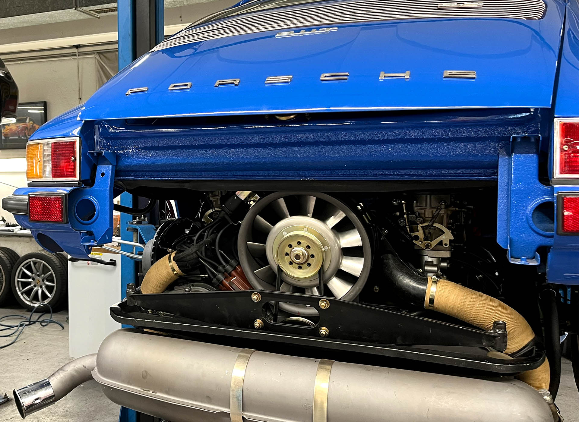 Luftkühler des blauen Porsche 911 (Ur-Elfer) mit Add-On E-Engine